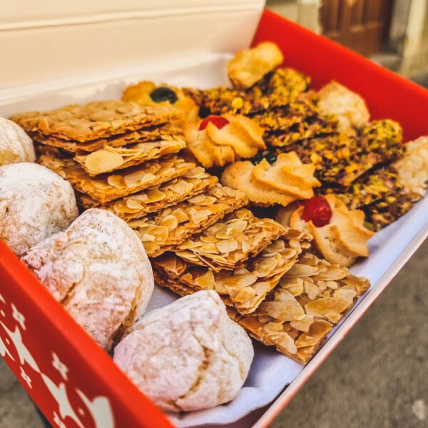 Pasticceria in panificio. Dolci da forno, biscotti e lievitati da colazione